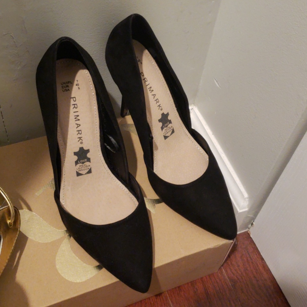 Black pointed toe heels